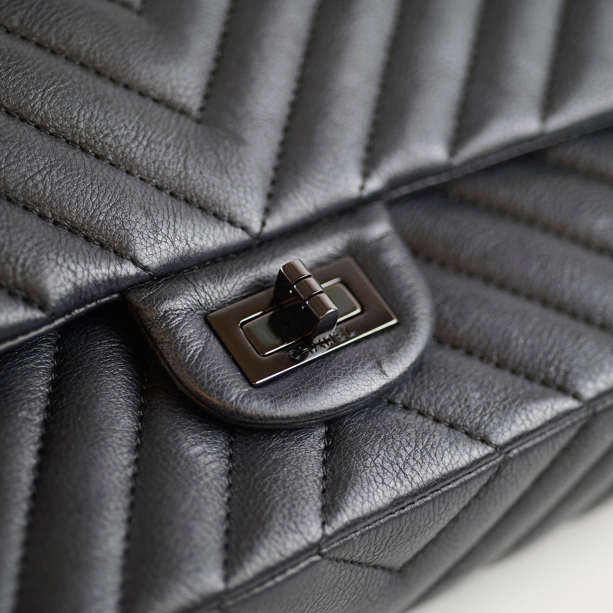Chanel Reissue 226 Black BHW 24 Series - photo 16