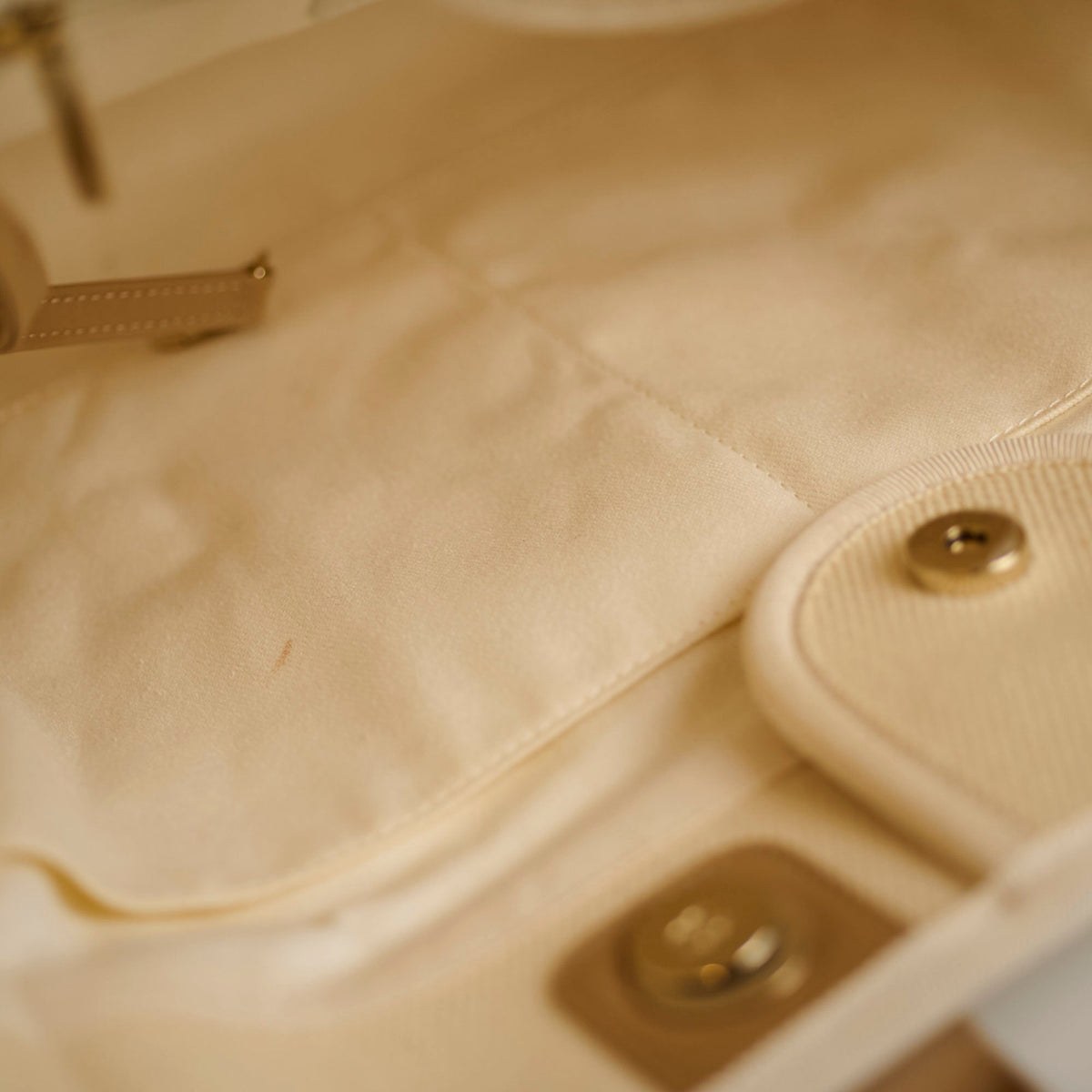 Chanel Deauville Tote Cream Medium - photo 9