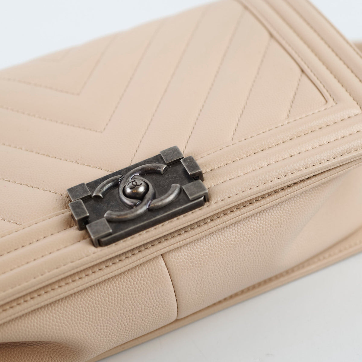 Chanel Old Medium Boy Chevron Caviar Pink Beige - photo 11