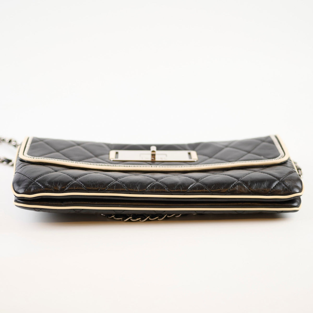 Chanel East West Flap Black - photo 4