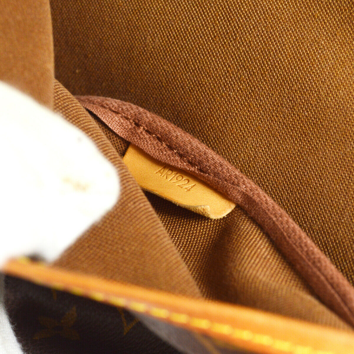 Louis Vuitton Saumur 35 Shoulder Bag - photo 10