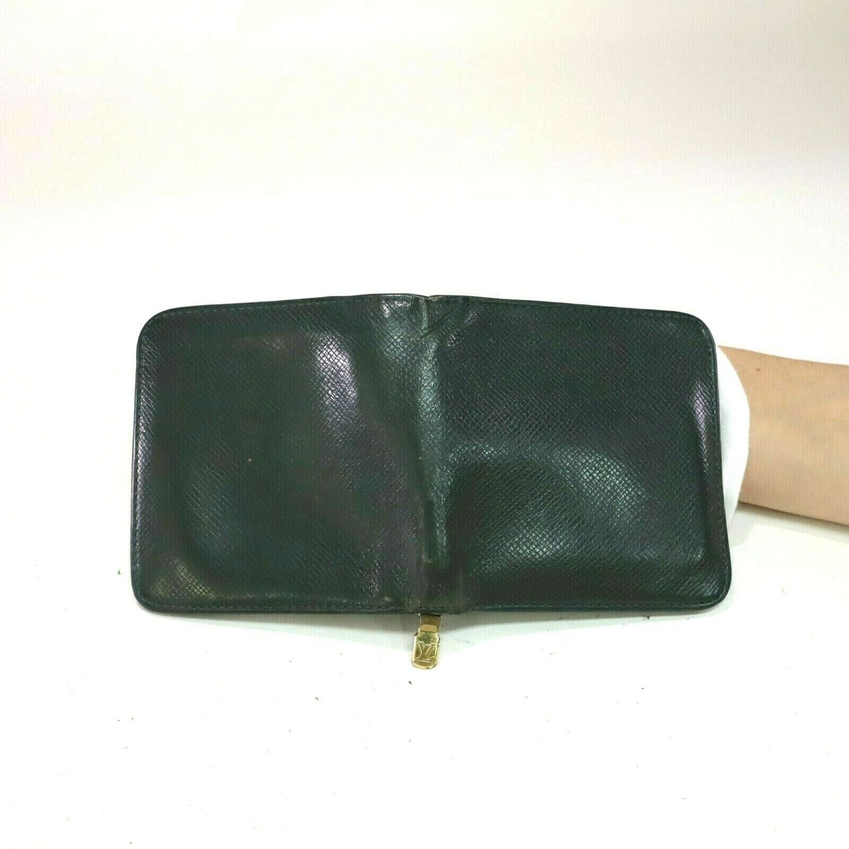 Louis Vuitton Taiga Bifold Zip - photo 12