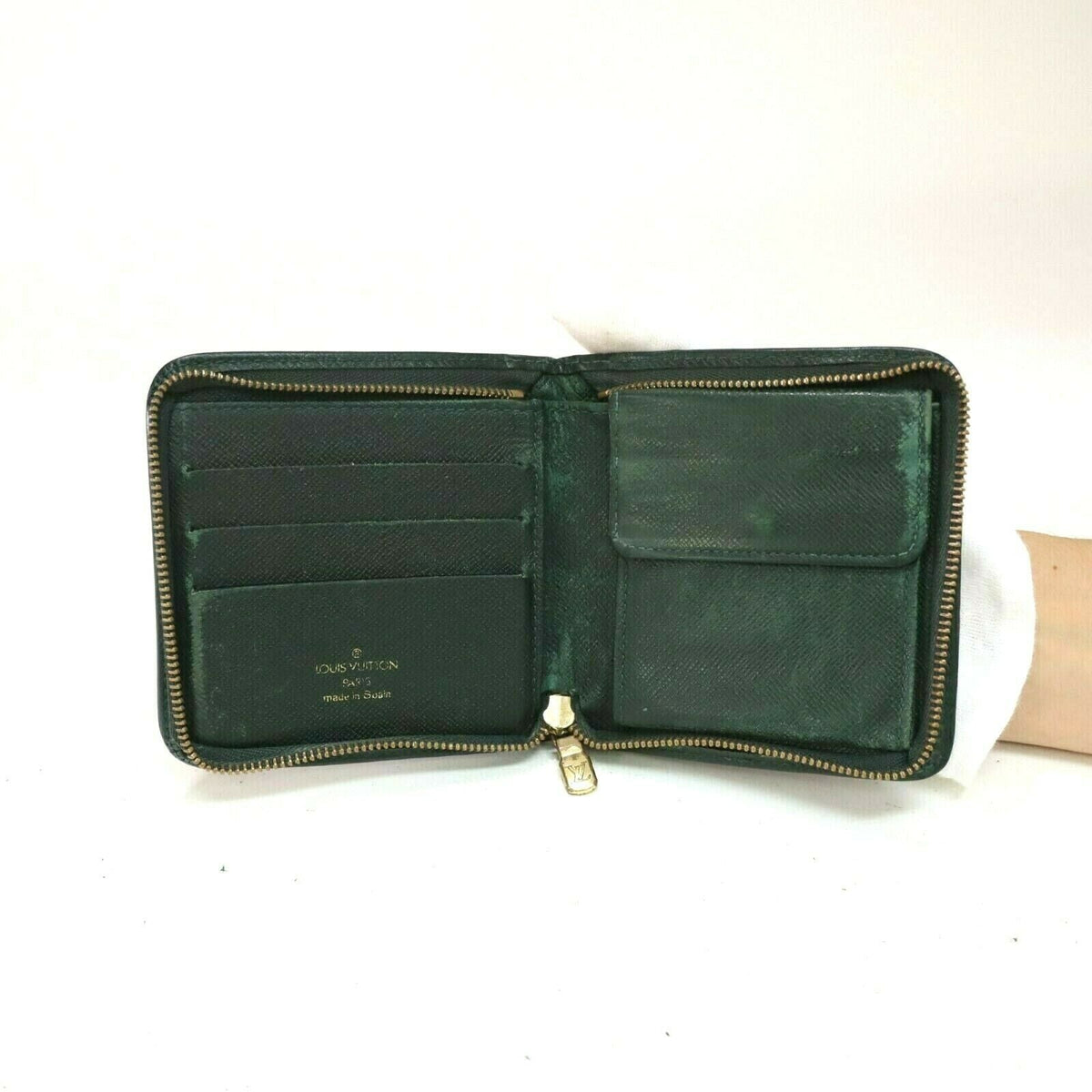 Louis Vuitton Taiga Bifold Zip - photo 5