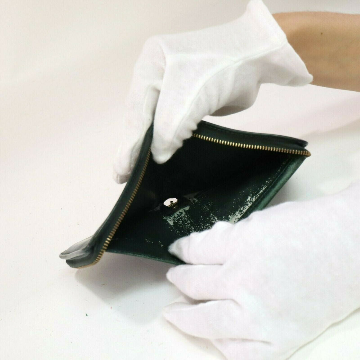 Louis Vuitton Taiga Bifold Zip - photo 7