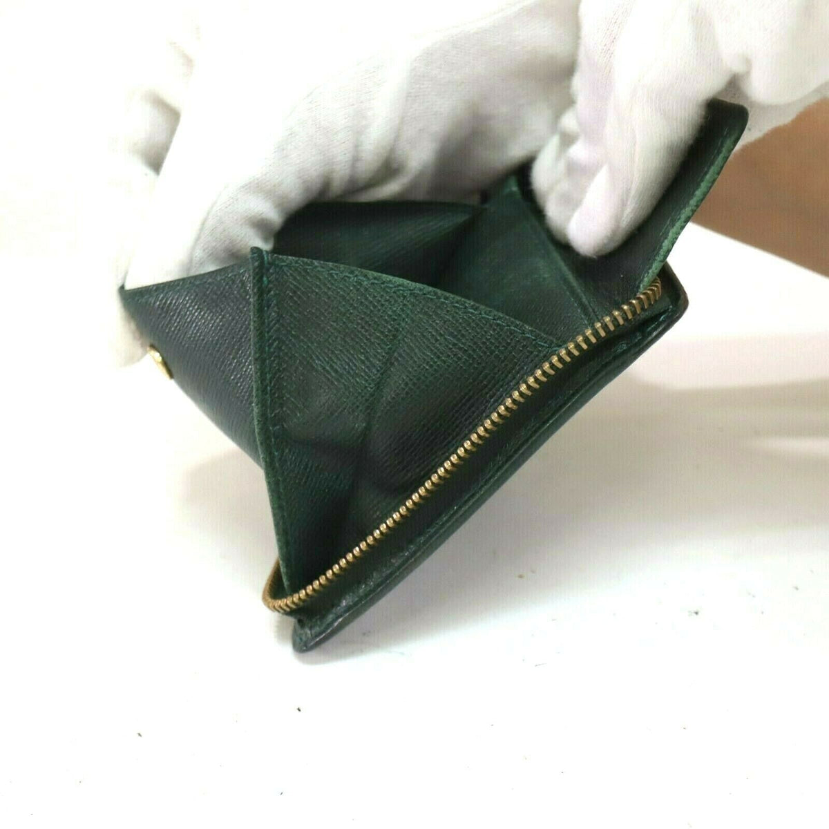Louis Vuitton Taiga Bifold Zip - photo 9