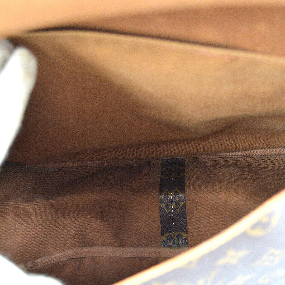 Louis Vuitton Saumur 35 Crossbody - image 8