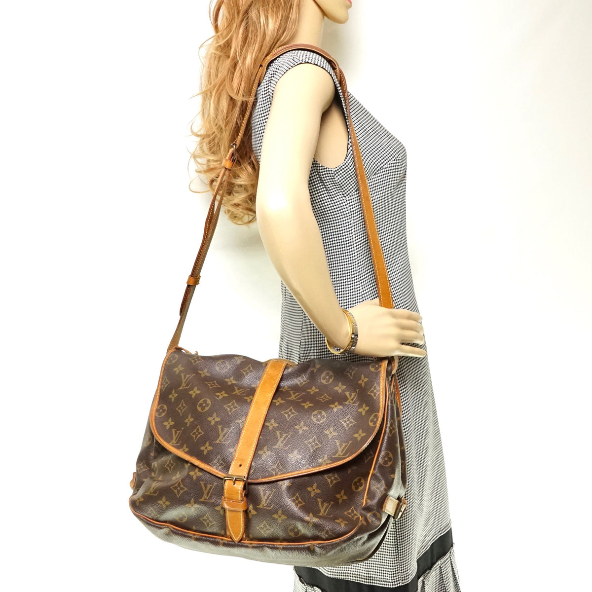 Louis Vuitton Saumur 35 Crossbody - image 2